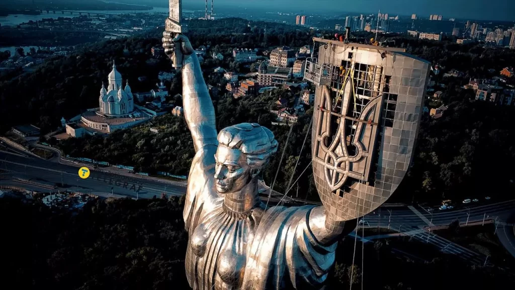 trident-on-motherland-monument
